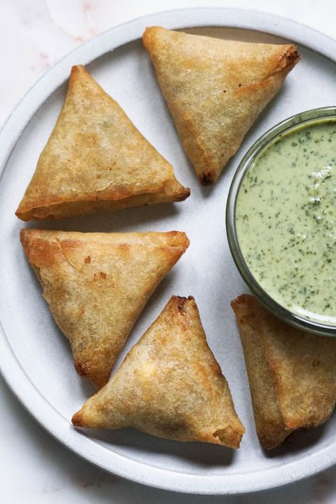 Crispy Frozen Samosa In Air Fryer (Different Sizes) Air Fryer Samosas, Frozen Samosa, Dipping Sauces, Samosa, Dipping Sauce, 15 Minutes, Air Fryer, Frozen