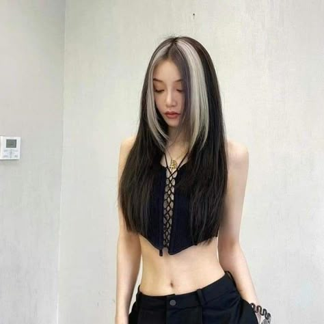 Change Your Hair Color Korean Two Tone Hair Color, Korean Hair Color Trend 2020, Trending Korean Hair Color, Kpop Dyed Hair Ideas, Korean Hair Color Cool Tone, 2 Tone Hair, Kpop Hair Color, Pretty Hair Cuts, Hair Color Asian