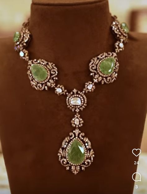 Victoria Necklace Jewelry, Emerald Polki Necklace, Vintage Necklace Victorian, Latest Necklace Designs Gold, Victorian Jewelry Indian, Victorian Haram, Maharani Necklace, Jewellery Design Gold, Victorian Jewelry Necklace