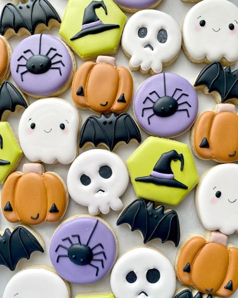 Halloween Baking Cookies, Halloween Circle Cookies, Halloween Mini Cookies Decorated, Halloween Fondant Cookies, Halloween Cutout Cookies, Mini Halloween Cookies, Simple Halloween Cookies, Halloween Decorated Cookies, Halloween Cookie Designs