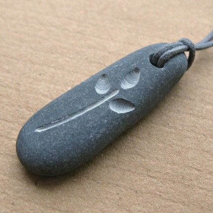 basprig Pebble Carving, Dremel Tool Projects, Rock Carving, Beach Stones Jewelry, Dremel Crafts, Etching Ideas, Pebble Jewelry, Dremel Carving, Dremel Projects