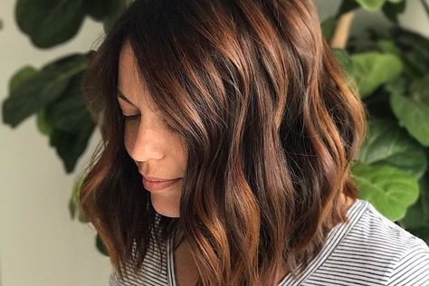 'Root Beer Hair' Is the Absolute Prettiest Take on Brunette Color This Fall Root Beer Hair, Brunette Bayalage, Ribbon Highlights, Fall Brunette, Deep Brown Hair, Blond Highlights, Beer For Hair, Wavy Hairstyles Tutorial, Fall Hair Color Trends