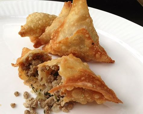 Sambusa Recipe, Samosa Recept, Somali Recipe, Beef Samosa, Green Chilis, Samosa Recipe, Ethiopian Food, Awards Party, Phyllo Dough