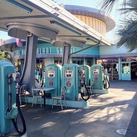 pinterest // aphrodels Old Cars Vintage, Old Gas Pumps, Vintage Gas Pumps, Pompe A Essence, Old Garage, Old Gas Stations, Petrol Station, Art Deco Buildings, Filling Station