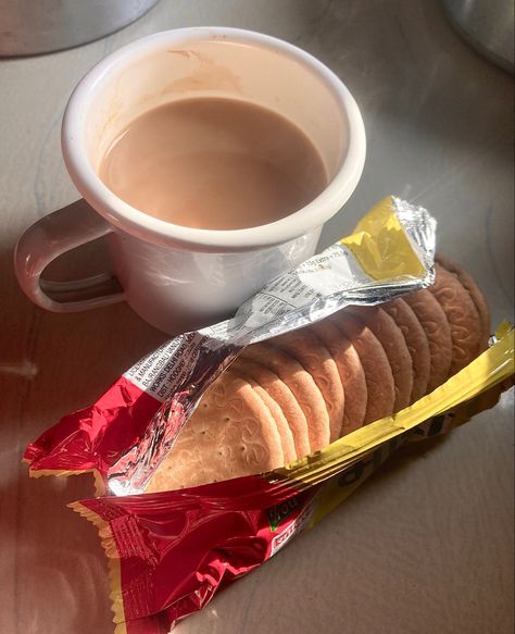 Chai Biscuit, Marie Biscuits, Marie Biscuit, Family Portrait Poses, Digestive Biscuits, Desi Aesthetic, Desi Food, Cool Car Pictures, Aesthetic Photography Nature