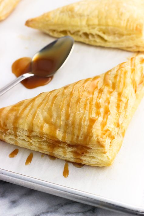 These coconut pineapple turnovers couldn't be easier! Puff pastry is filled with pineapple and coconut flakes, with a delicious warm caramel sauce over top! Simple Pastries, Caramel Sauce Recipes, Coconut Pineapple Cake, Coconut Caramel Sauce, Turnover Recipes, Banana Splits, Pineapple And Coconut, Caramel Recipes Sauce, Coconut Caramel