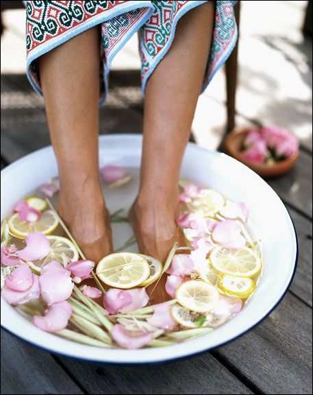 rose petal + lemon foot soak // #heaven Deco Spa, Diy Foot Soak, Rose Petal Bath, Foot Soak, Foot Spa, Diy Spa, Foot Bath, Spa Party, Interior Modern