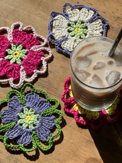 Swirl Crochet Coaster, Crochet Project Aesthetic, Crochet Wall Pocket, Diy Crochet Projects Ideas, Crochet Inspo Room Decor, Crochet Room Decor Ideas Bedrooms, Crochet Costers Ideas, Crochet Room Decor Aesthetic, Person Crocheting