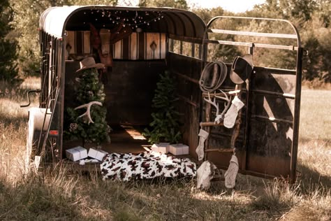 Cow Trailer Christmas Pictures, Trailer Christmas Photoshoot, Stock Trailer Christmas Photos, Cattle Trailer Christmas Photos, Stock Trailer Photoshoot, Trailer Photoshoot Ideas, Horse Trailer Christmas Photos, Cattle Trailer Photoshoot, Horse Trailer Photoshoot