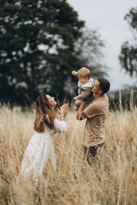 Autumn Family Photoshoot, Christmas Family Photoshoot, Documentary Family Photography, Family Photos With Baby, Family Photoshoot Poses, Fall Family Portraits, Family Portrait Poses, Family Nature, Outdoor Family Photos