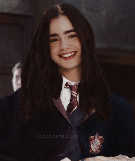 كريستال ريد, Icon Harry Potter, Harry Potter Wattpad, Fem Harry Potter, Female Harry Potter, Harry Potter Rpg, Hogwarts Uniform, Harry Potter Face, Harry Potter Oc