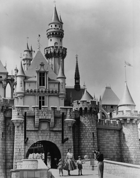 <b>Vintage snaps of the Happiest Place on Earth Retro Disneyland, Silly Symphonies, Disneyland Vintage, Disney Castles, Disneyland Anaheim, Disneyland Castle, Disneyland California Adventure, Sleeping Beauty Castle, Disney Board