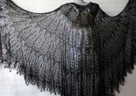 LacyStories - Etsy.de Gothic Shawl, Shawl Black, Knitting Club, Black Shawl, Witch Fashion, Wedding Shawl, Lace Shawl, Shawl Wrap, Diy Knitting