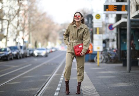 Boiler Suit Street Style, Suit Street Style, Mechanic Jumpsuit, Natural Glowy Makeup Tutorial, Color Blocking Outfits, Natural Glowy Makeup, Fluffy Jacket, Outfit Plan, 2020 Fashion Trends