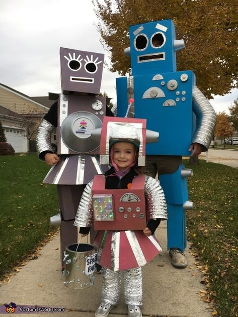 Robot Costume Toddler, Toddler Robot Costume, Robot Costume Diy, Cardboard Box Costume, Robot Halloween Costume, Boxing Halloween Costume, Family Costumes Diy, Robot Costume, Robot Costumes