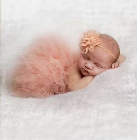 Newborn At Home, Newborn Photoshoot Ideas, Newborn Family Pictures, Diy Newborn Photography, Headband Photography, Newborn Tutu, Newborn Photo Outfits, Baby Photoshoot Ideas, Newborn Photography Poses