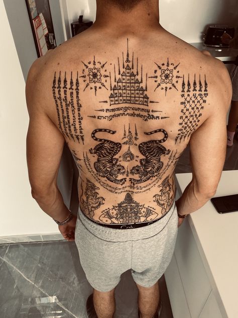 Sak Yant Full Back Tattoo, Buddhist Back Tattoo, Yak Sant Tattoo, Sak Yant Back Tattoo, Back Tattoos For Guys Full, Men’s Back Tattoo, Back Piece Tattoos For Women, Full Back Tattoos For Men, Back Piece Tattoo Men