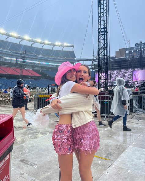 Duo Taylor Swift Concert Outfit, Taylor Swift Concert Outfit Matching, Taylor Swift Eras Tour Poses, Eras Tour Bestie Outfits, Eras Tour Outfits Matching Duo, Best Eras Tour Outfits, Glitter Outfit Party, Lover Taylor Swift Outfits, Vegas Outfits Nightlife