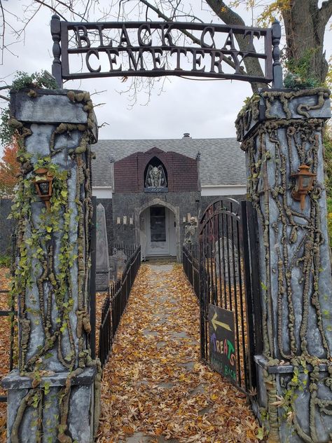 HALLOWEEN GRAVEYARDS, DISPLAYS AND HAUNTS Halloween Cemetery Entrance, Haunted Cemetery Ideas, Halloween Graveyard Ideas Diy, Diy Halloween Entrance, Graveyard Entrance, Halloween Graveyard Ideas, Zombie Diy, Diy Halloween Graveyard, Haunted Farm