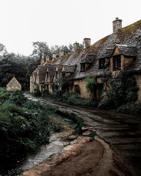 Bibury completely soaked in the summer rain ☔️ Arlington Row, Castle Combe, Old Village, English Village, Beaux Villages, England And Scotland, Village Life, Beautiful Villages, English Countryside