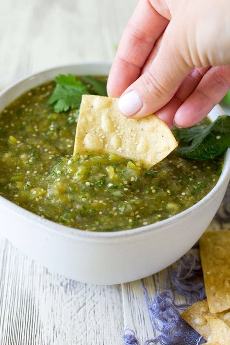 Easy Tomato Salsa Recipe, Tomatillo Recipes, Jalapeño Salsa, Tomatillo Salsa Recipe, Chilaquiles Recipe, Roasted Tomatillo Salsa, Homemade Salsa Verde, Salsa Verde Recipe, Roasted Tomatillo