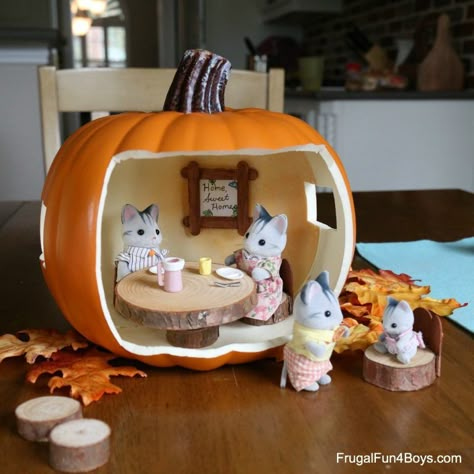 House Pumpkin Carving, Pumpkin Houses, Maileg Doll House, House Pumpkin, Craft Pumpkins, Pumpkin Doll, Calico Critters Families, Pumpkin House, Pumpkin Cat