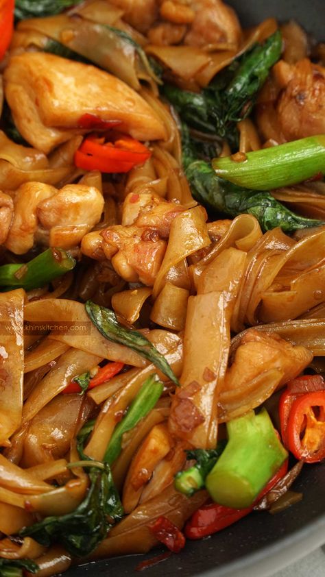 Thai Drunken Noodles (pad Kee Mao), Thai Pad Kee Mao Recipe, Thai Recipes With Rice Noodles, Chew Main Noodles, Spicy Thai Noodles With Chicken, Spicy Noodles With Chicken, Thai Flat Noodles Recipe, Jet Tila Drunken Noodles, Pad Kee Mao Recipe Drunken Noodles