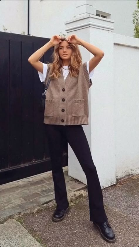 Chloe Hayward Outfits, Chandler Bing Outfits, How To Style A Vest, Chloe Hayward, Sweater Vest Outfit, Chandler Bing, Vest Outfits, Looks Chic, Autumn Outfit