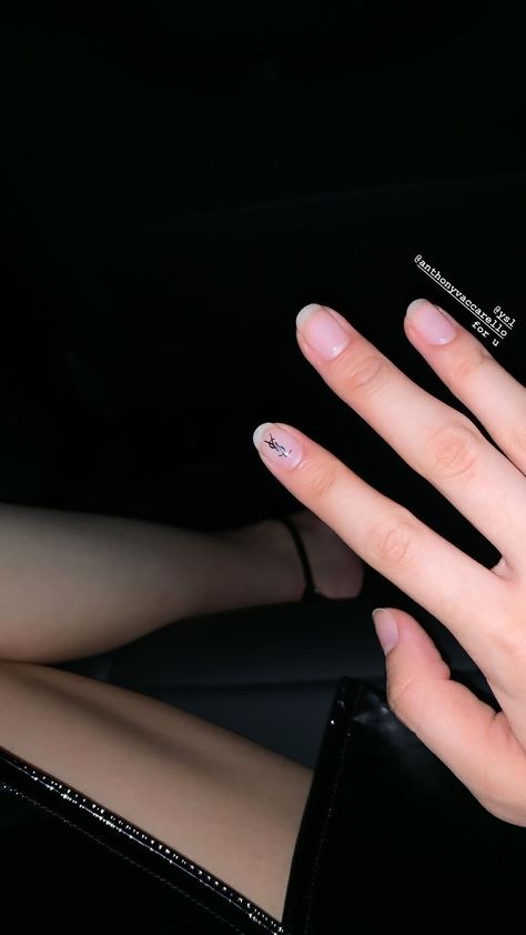 BLACKPINK-Rosé Instagram story @roses_are_rosie Rose Nails Blackpink, Rose Story Instagram, Rosé Nails Blackpink, Rose Instagram Story, Blackpink Nails, Army Nails, Idol Nails, Blackpink Rosé Instagram, Rosé Ysl