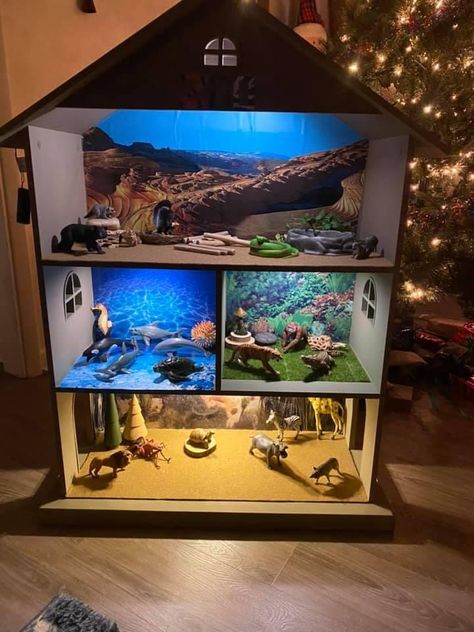 Diy Dinosaur Doll House, Dinosaur Dolls House, Zoo Landscape, Dinosaur House, Superhero House, Dollhouse Remodel, Old Dollhouse, Safari House, Dinosaur Small World