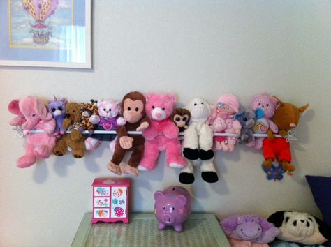 Great idea for displaying stuffed animals. All you need is a curtain rod! Thanks to Auntie Kathryn! Stuffie Display, Baby Toy Storage, Soft Toy Storage, Kids Organization, Murphy Bed Ikea, Murphy Bed Plans, Pet Organization, Girls Rooms, Casa Vintage