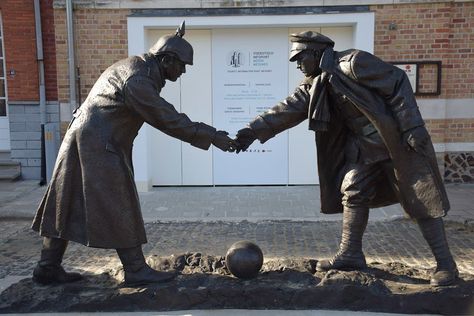 Heuvelland - Mesen - The christmas truce 1914. Ww1 Christmas Truce, Christmas Truce 1914, Christmas White Background, Hairstyle For Mens, Christmas Truce, Side Hairstyle, Ww2 Soldiers, Ww2 Photos, Battlefield 1