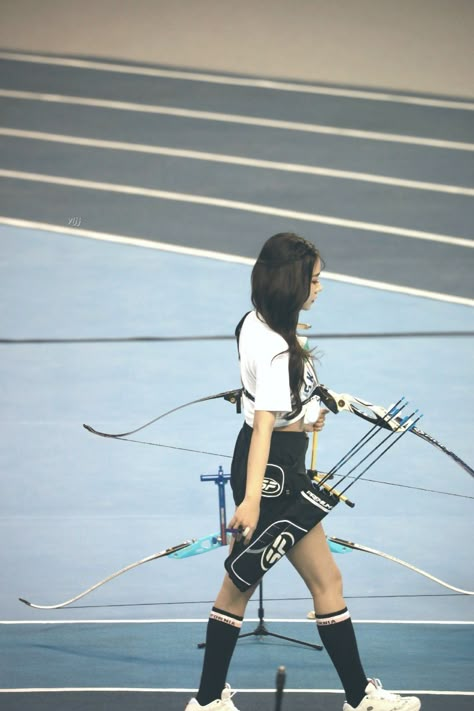 Archery Girl Aesthetic, Archery Outfit Women Sports, Archery Outfit Women, Old Money Backyard, Archery Aesthetic Modern, Deportes Aesthetic, Girls School Outfits, Backyard Wedding Aesthetic, Archery Outfit