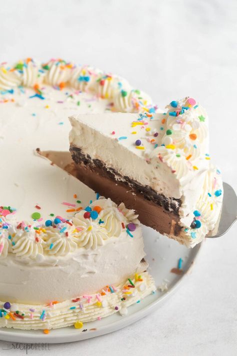 Dairy Queen Ice Cream Cake Recipe, Copycat Dairy Queen, Dq Ice Cream Cake, Dq Ice Cream, Ice Cream Fudge, Carvel Ice Cream Cake, Layered Ice Cream Cake, Dairy Queen Ice Cream, Carvel Ice Cream