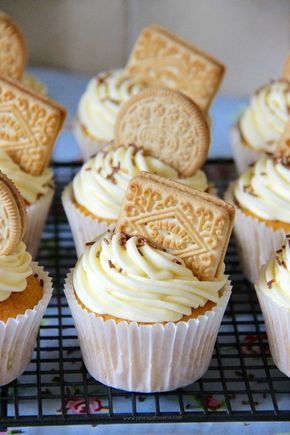 CUSTARD CREAM CUPCAKES! A cupcake twist on a Classic Biscuit – the Custard Cream. Custard flavoured Cupcakes, Vanilla Frosting, and a Custard Cream biscuit to boot! Macmillan Coffee Morning Ideas, British Cupcakes, Custard Cream Cupcakes, Custard Cupcakes, Custard Cream Cake, Flavoured Cupcakes, British Picnic, Picnic Treats, Custard Biscuits