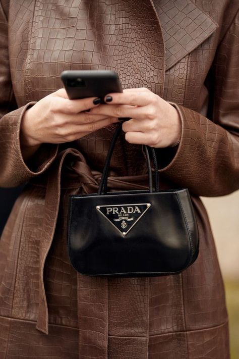 Mini Prada Bag, Prada Vintage Bag, Paris Street Style Fall, Vintage Designer Handbags, Bag Prada, Black Leather Handbag, Prada Handbags, Givency Antigona Bag, 가을 패션