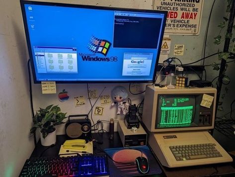 Retro Pc Setup, Beige Keyboard, Old Pc, Windows 98, Old Technology, Retro Gadgets, Desk Inspiration, Retro Room, Computer Engineering