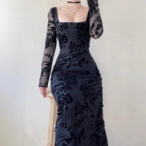 Prom Dress Inspiration Sleeves, Gothic Elegant Dress, Long Sleve Prom Dress, Prom Dresses Alternative, Formal Classy Dresses, Formal Goth Dress, Prom Dresses Goth, Long Sleeve Lace Dress Formal, Formal Goth Outfits