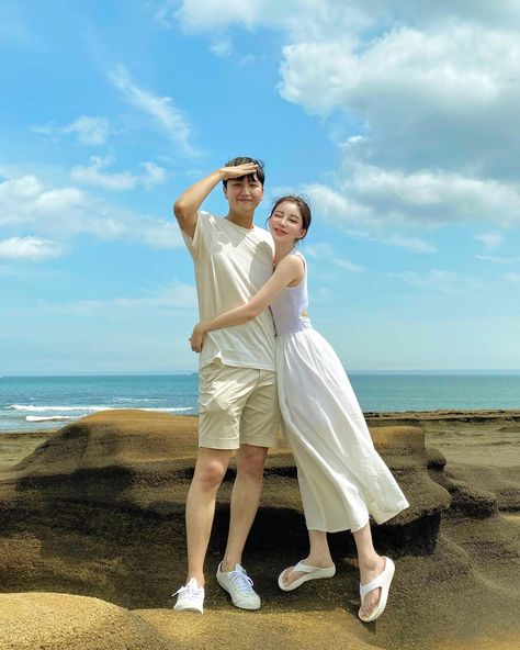 Couple Linen Outfit, Korean Couple Poses, Beach Outfit Couple, Korea Couple Photoshoot, Couple Beach Outfits, Summer Couple Outfits, Couple Ootd, Couples Beach Photography, Teenage Couples