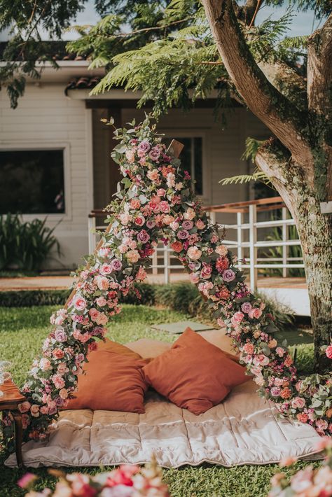 #bridesmaids #bridesmaidproposal #bridesmaidsparty #flowers #flowerpower #teepee #bemybridesmaid #floralteepee Backyard Night, Picnic Business, Backyard Dinner Party, Outdoor Bridal Showers, Picnic Inspiration, Bride Party, Asian Bridal Dresses, Tent Decorations, Birthday Balloon Decorations