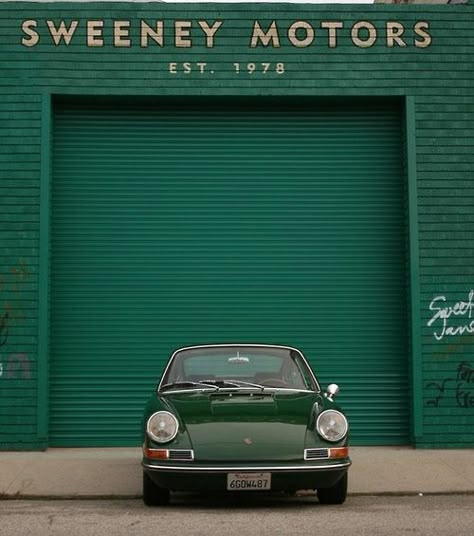 Green Garage, Porsche Girl, Vintage Auto's, Dark Green Aesthetic, 背景 シンプル, Soho House, Emerald City, Garage Door, Green Aesthetic