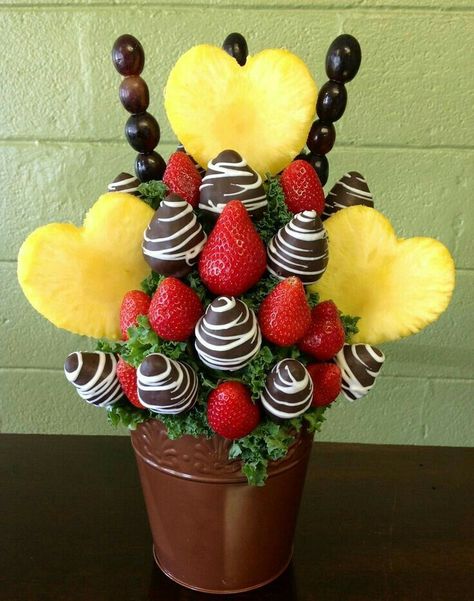 Edible Arrangements Diy, Fruit Bouquet Ideas, Edible Fruit Arrangements, Fruit Bouquet, Chocolate Covered Strawberries Bouquet, Fruit Creations, Edible Bouquets, Diy Edible, Decorações Com Comidas