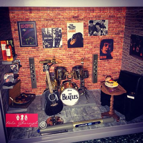 Miniature - Music - Studio - Beatles Miniature Music Room, Record Shelf Diy, Beatles Room, Guitar Shelf, Dj Room, Beatles Music, Art Partner, Room Book, Miniature Rooms