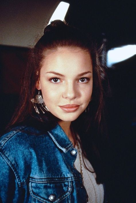 Katherine Heigl, 17teen y.o., portrays the role of ''Sarah Ryback'' in the film ''Under Siege 2: Dark Territory'' a 1995 American action thriller movie, music by Basil Poledouris & distributed by Warner Bros. Katherine Marie Heigl, Izzie Stevens, Libra Woman, Maggie Grace, Libra Women, Katherine Heigl, Thriller Movie, Chronological Order, Celebrity Tattoos