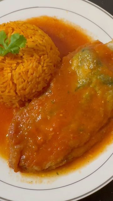 Diana Barrazar on Instagram: "Chiles Rellenos Tenía mucho tiempo queriendo compartir esta receta con ustedes, son laboriosos pero bien valen la pena, espero que los disfruten 🔥 🔥ingredientes: * 6 Chiles Poblanos * 200 gr Queso Chihuahua o Manchego * Harina * 6 Huevos 🔥 Para la Salsa: * 4-6 Tomates * 1/4 Cebolla Blanca * 2 Dientes de Ajo * 1/2 Taza de Agua * 1 Cucharada de Consomé de Pollo o Sal y Pimiente como gustes sazonar Preparación: Untamos los chiles con aceite y ponemos a fuego d Chile Poblano, On Instagram