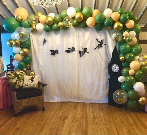 Peter Pan. Neverland. Balloon arch. Photo backdrop. Peter Pan Shower Ideas, Peter Pan Birthday Decoration, Peter Pan Photo Booth, Disney Hoco Decorations, Baby Shower Themes For Boys Disney, Peter Pan Balloon Arch, Peter Pan Onederland Party, Neverland Backdrop, Peter Pan Birthday Theme