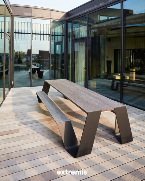 To improve well-being at the office, an outdoor patio increases the connection between the different departments and their team members. It also offers a view on natural elements and provide an incidence of daylight. #outdoorfurniture #outdooroffice #patio #extremis #toolsfortogetherness #outdoorworkspace Cylindrical Architecture, Outdoor Workspace, Office Outside, Geometric Furniture, Public Furniture, Sustainable Construction, Co Creation, Traditional Office, Lawn Furniture