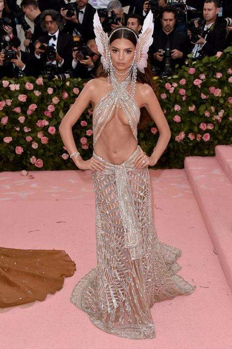 Emily Ratajkowski at the 2019 Met Gala Med Gala, Jemima Kirke, Gala Themes, Versace Gown, Look Rose, Met Gala Red Carpet, Toni Braxton, Celebrity Pics, Olivia Munn