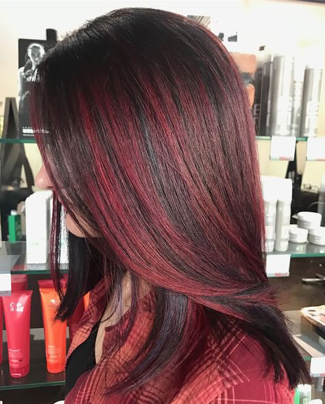 Dark Brown With Pink Highlights, Dark Brown Hair With Red Lowlights, 90s Hair Color, Dark Red Ombre Hair, Lowlights For Black Hair, Red Streaks In Brown Hair, Red Lowlights In Brown Hair, Sesame Syrup, Ombré Bob