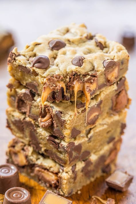 Rolo Chocolate Chip Blondies - Averie Cooks Rolo Chocolate, Rolo Cookies, Chocolate Chip Blondies, Averie Cooks, Budget Recipes, Caramel Chocolate, Bar Cookies, Chocolate Chip Cookie, Cookies Brownies